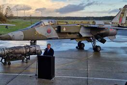 Royal Air Force übergibt einen Jaguar und einen Tornado an die Gemeinde Niederkrüchten