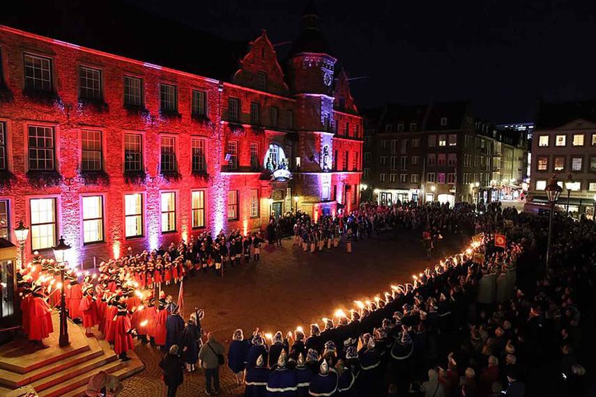 Närrischer Zapfenstreich vorm Rathaus