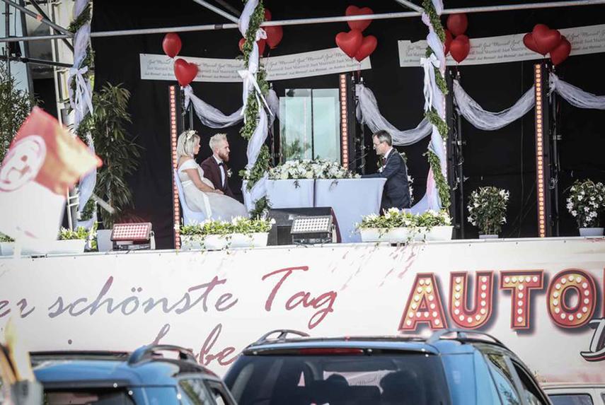 Außergewöhnliches Ja-Wort: OB Geisel traut erstes Paar in einem Autokino