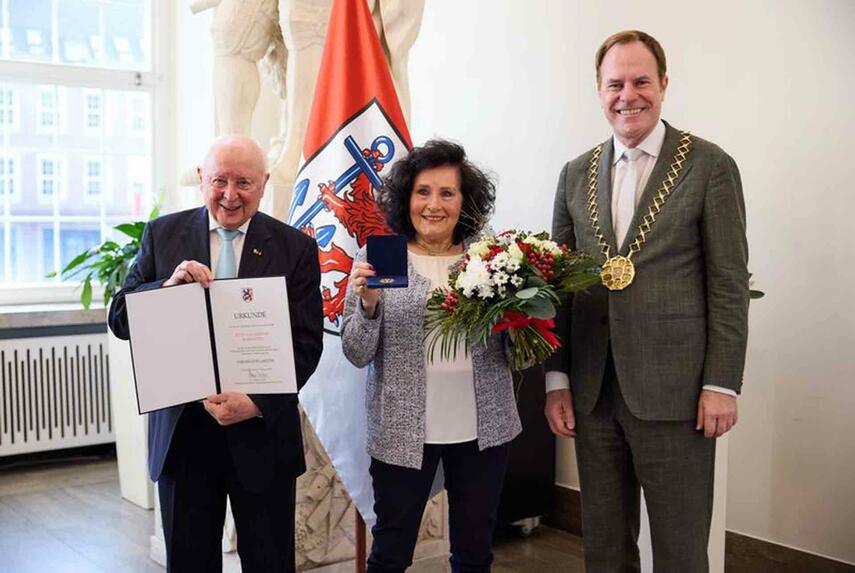 Verdienstplakette der Landeshauptstadt Düsseldorf für die Eheleute Rubinstein