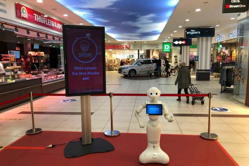 Roboter Pepper kontrolliert die Maskenpflicht im Weimar Atrium